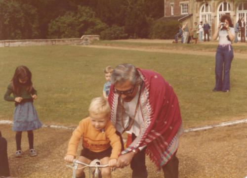 Enseñando_a_montar_en_bicicleta